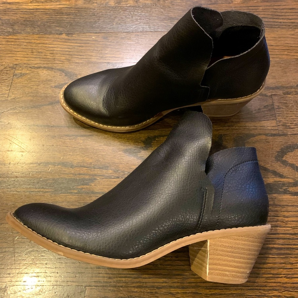 Universal Thread black booties women’s size 6.5